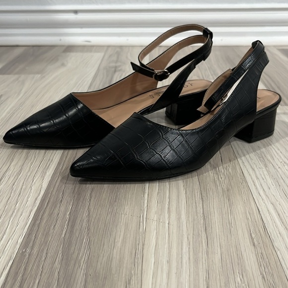 Journee Collection KEEFA Black Croc Print Point Toe Ankle Strap Pumps Size 8 - Picture 6 of 8